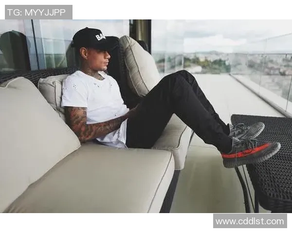 高帮足球鞋球星上脚图鉴赏:展示顶级球员的实战魅力与穿搭风格 高帮足球鞋球星上脚图鉴赏:展示顶级球员的实战魅力与穿搭风格